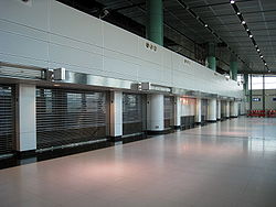 （圖）車站票務大堂層不少商店已結業