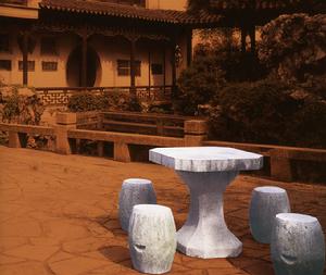 蘇州園林環秀山莊中的石桌石凳