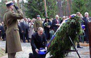 普京紀念卡廷慘案70周年單膝跪地