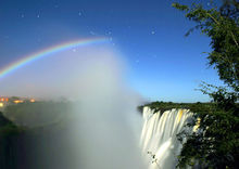 瀑布水霧折射月光形成的月虹