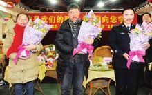 李婷華(右)在成都市木綜廠學校接受獻花