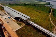 動車駛入花湖站