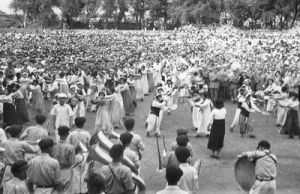 1952年，延邊朝鮮族人民載歌載舞歡迎中央民族訪問團