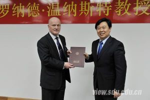 山東大學校長徐顯明（右）為世界知名學者羅納德•溫納斯特教授（左）頒發聘任證書　
