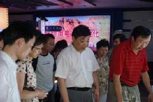 專家們在參觀雲龍科技展廳