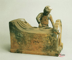 灰陶執炊女俑 灰陶執炊女俑