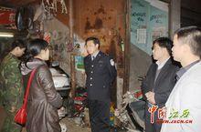 劉仕庚晚間到機車修理店調研社會治安狀況