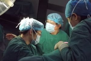 魯永鮮教授親臨手術