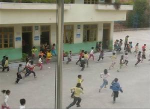 孩子們在做逃生演練