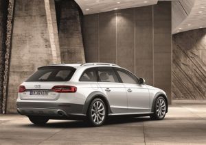 奧迪A4 allroad quattro重新設計的後保險槓指示燈以及尾門明顯地勾勒出車尾的三維輪廓和車身寬度