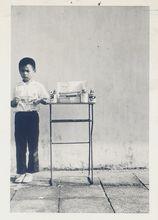 書本、生活用品和不斷的資助是他童年的快樂