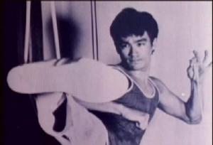 李小龍練習腿踢功