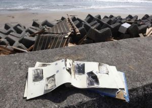 3月13日，日本宮城縣登米市，一本被損壞的家庭相冊簿。