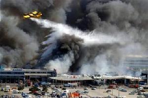 （圖）一架飛機正在參與滅火
