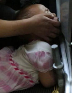 女童手臂被扶梯卡住 女童手臂被扶梯卡住