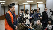 宣判後，蘇越接客群多媒體採訪