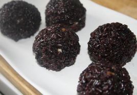 黑米糯米丸子 黑米糯米丸子