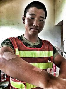 太陽的勳章[趙洪虎抗洪作品]