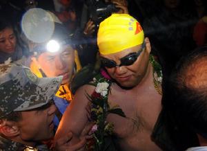 張健成功橫渡興凱湖