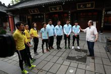 南京文化名人給隊員發布任務 