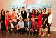 胡歌、閆妮與該劇全體蒙古配音演員合影留念