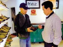 何炳（右一）工作掠影