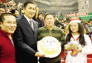 球迷送上蛋糕 王偉力眼圈紅了