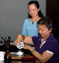 吳雅真女士在表演茶藝