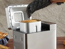 取出剛做好的麵包