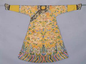 清乾隆黃紗繡彩雲金龍單袍 清乾隆黃紗繡彩雲金龍單袍