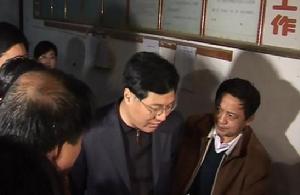 （圖）合肥市市長吳存榮等在震中梁園鎮現場辦公