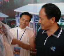 原野牧夫和周文彰部長在一起