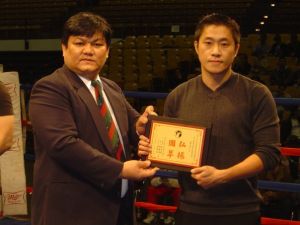 張恩煌理事長致紀念銅盾予美國總教練李憶元