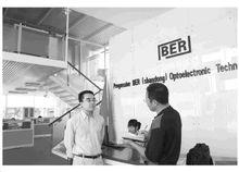 在家鄉宋東接受家鄉壽光日報惠明記者採訪