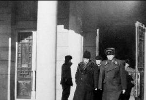 (圖)1958年12月23日,周恩來總理(前左)在副院長劉居英少將(前右)陪同下,視察炮兵工程系後步出21號樓。