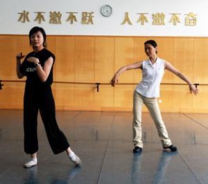 邵小眉在指導沈竹韻，她們很默契。