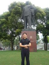 鄭茂文在黃浦江陳毅雕像前