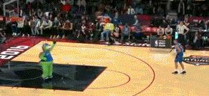 阿隆&middot;戈登與吉祥物配合