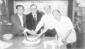 （圖）香港廈門聯宜總會成立十周年紀念日，陳仲升、陳金烈、陳成秀、吳天賜(自左至右)切下蛋糕,迎接喜慶