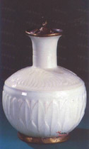 北宋 　定窯白釉刻花蓮瓣紋長頸瓶