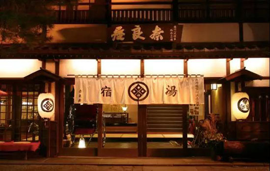 在日本流傳著一句民謠,草津的溫泉,除了相思病什麼都能治