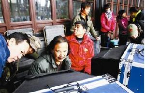 《辛亥革命》製片人、執行導演等主創人員在現場指揮拍攝。