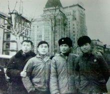 插隊落戶前與光明中學同學攝於外灘