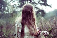 滾落的淚珠。滑過發梢