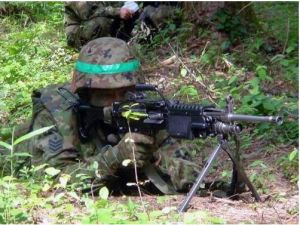 日本陸上自衛隊機槍手參加作戰演練