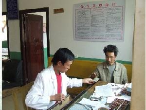 （圖）農戶在村級定點醫療機構看病