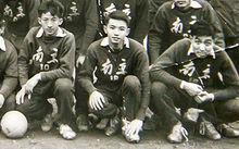 效力於南京市足球隊時的厲聲教（中）