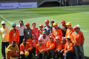 羅塞夫與工人等的合影