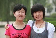 河北省文科狀元高媛(左)與理科狀元王亞玉(右)