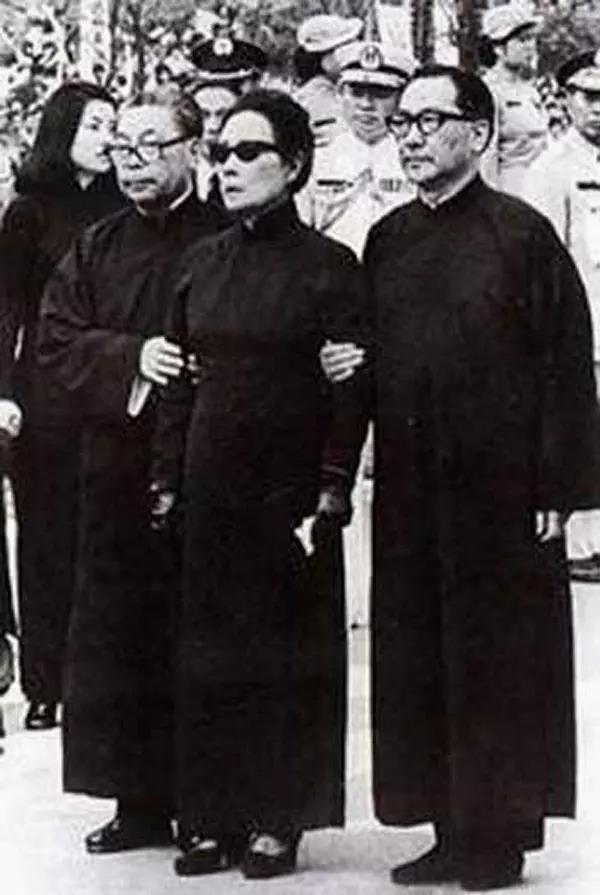 蔣介石逝世當晚的奇怪天象，是巧合還是迷信?